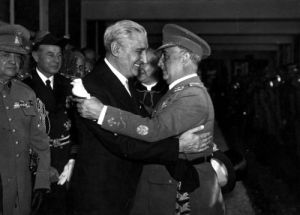 Encontro de ditadores: Salazar, de Portugal, e Francisco Franco, da Espanha.